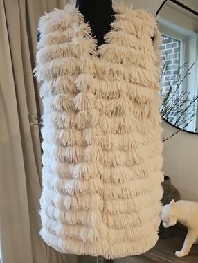BELLA BIRD Women's Cream Textured Fringe Faux Fir Vest. SizeXL
